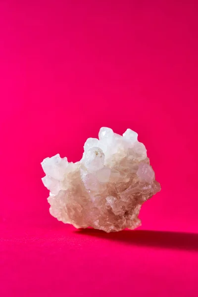 Великий Білий Кристал Солі Рожевому Фоні — стокове фото