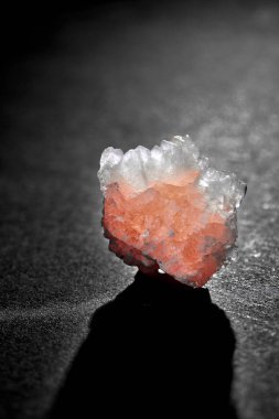 koyu arka plan üzerinde büyük beyaz tuz kristal