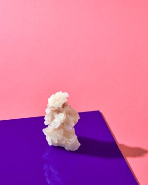 pembe ve mor zemin üzerine büyük beyaz tuz kristal