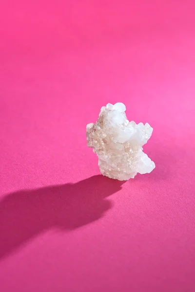 Grande Cristallo Sale Bianco Sfondo Rosa — Foto Stock