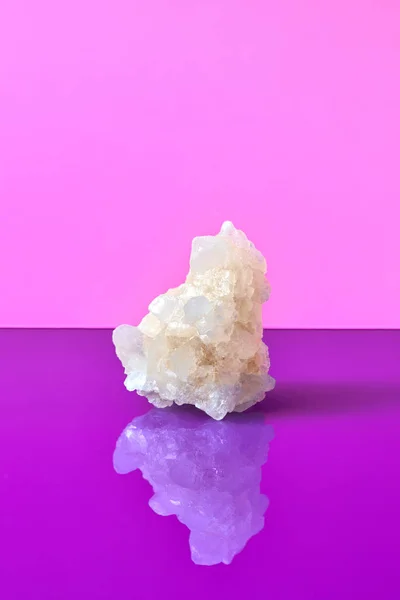 Grand Cristal Sel Blanc Sur Fond Rose Violet — Photo