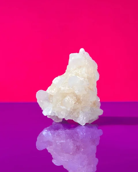 Pembe Mor Zemin Üzerine Büyük Beyaz Tuz Kristal — Stok fotoğraf