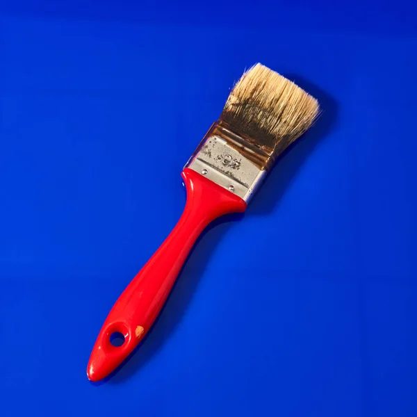 Pincel Vermelho Com Tinta Para Reparação Apartamentos Obras Acabamento Isolado — Fotografia de Stock