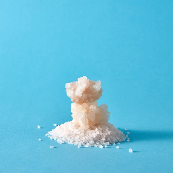 青色の背景に白い塩の結晶 — ストック写真