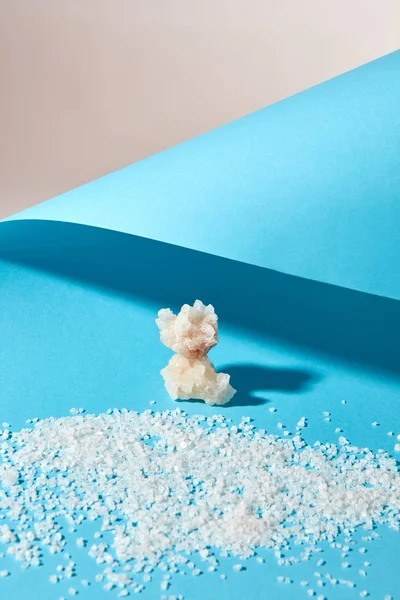 青色の背景に白い塩の結晶 — ストック写真
