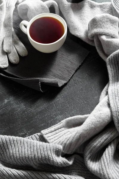 ニットウェア ドリンク 秋や冬の概念のカップ — ストック写真