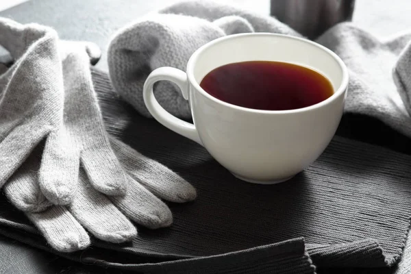 Camisola Malha Aconchegante Cinza Com Xícara Café Uma Mesa Preta — Fotografia de Stock