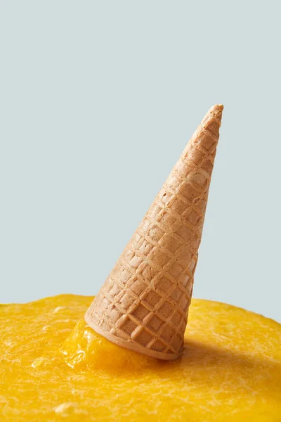 在灰色的背景上溅上水果冰淇淋 掉落的脆饼蛋卷冰淇淋 复制文本空间 — 图库照片