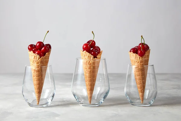 Tres Vasos Con Cerezas Maduras Cono Gofre Para Helado — Foto de Stock