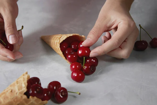 Mujer Poniendo Cerezas Cono Gofre Para Helado — Foto de Stock