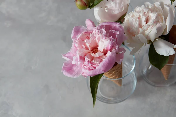 Vasos Vidro Com Peônias Brancas Rosa Cones Waffle — Fotografia de Stock