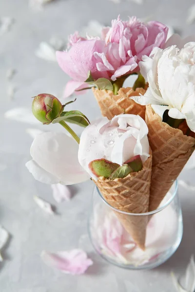 Cam Vazoda Beyaz Pembe Peonies Gözleme Koni Içinde Ile — Stok fotoğraf