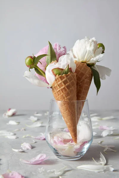 Skleněná Váza Bílé Růžové Pivoňky Vaflové Kornouty — Stock fotografie