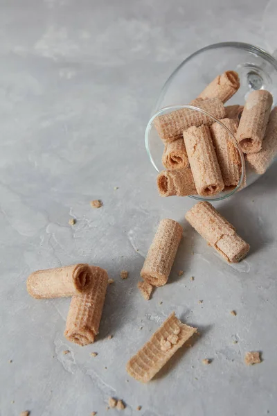 Berços Waffle Doce Vinho Derramado Sobre Fundo Mármore Cinza — Fotografia de Stock