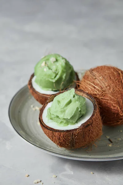 Moitiés Noix Coco Avec Glace Menthe Verte Maison — Photo