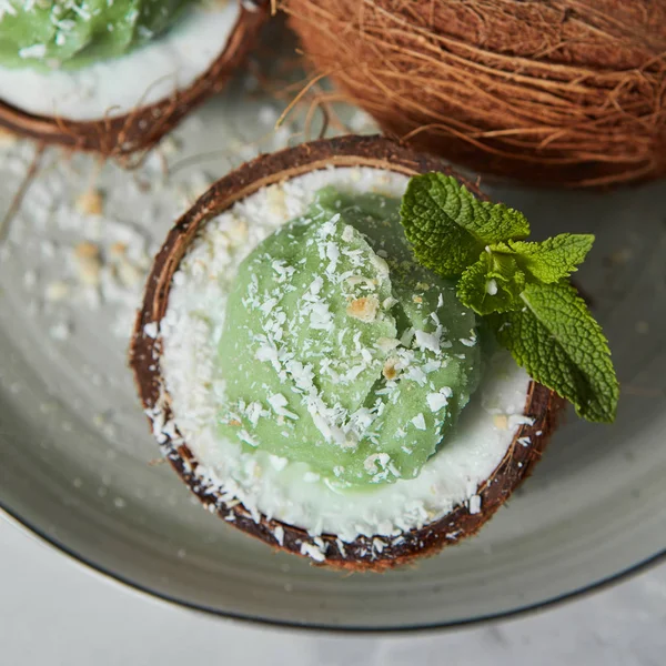 Metà Cocco Con Gelato Alla Menta Verde Fatto Casa — Foto Stock