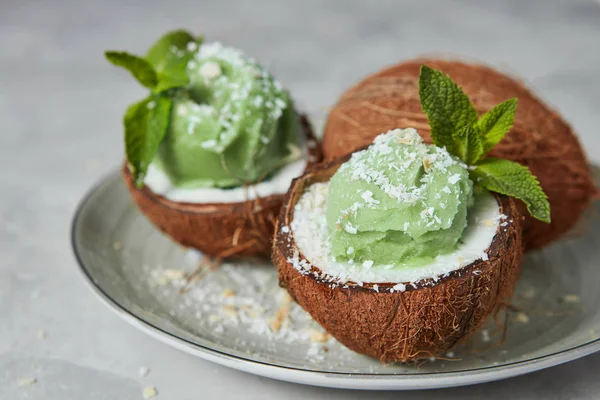 Välsmakande Färskt Grön Fruktsorbet Kokosnöt Skal Grå Bakgrund — Stockfoto