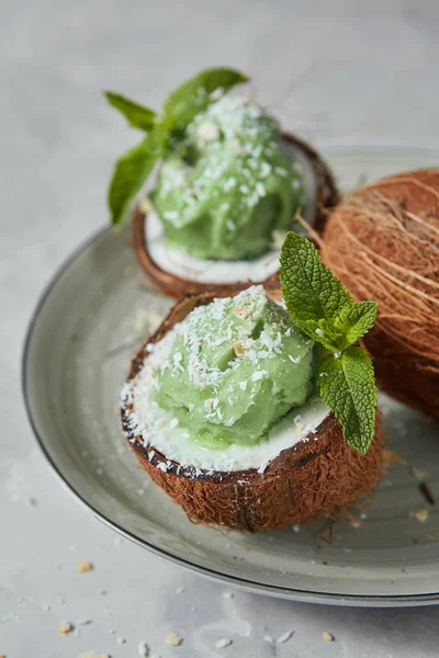 Halve Kokosnoot Met Zelfgemaakte Groene Munt Ijs — Stockfoto