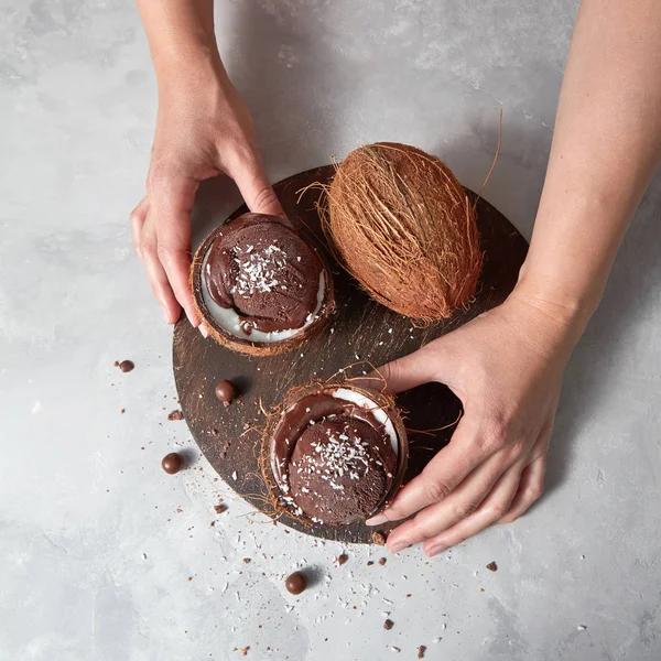 Mãos Femininas Segurando Sorvete Chocolate Caseiro Casca Coco — Fotografia de Stock