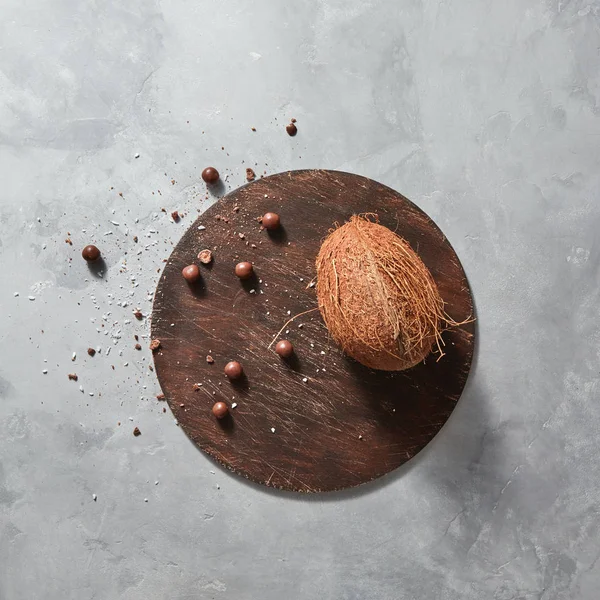 Tropische Exotische Frucht Kokosnuss Mit Schokokugeln Auf Einem Holzbrett Auf — Stockfoto