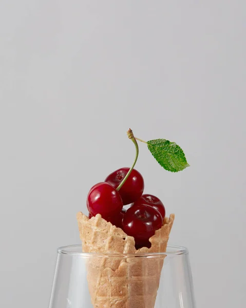 Třešně Oplatkovém Kornoutku Zmrzlinu Skle — Stock fotografie