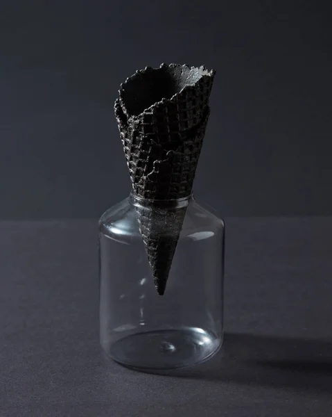 Glazen Pot Met Wafel Conus Voor Ijs Zwarte Achtergrond — Stockfoto