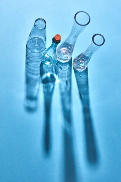 蓝色背景 科学和医学背景的空的玻璃烧瓶 — 图库照片