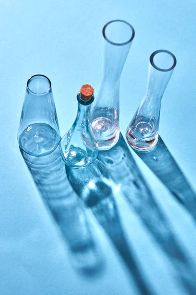 Flacons Verre Vides Sur Fond Bleu Science Fond Médical — Photo