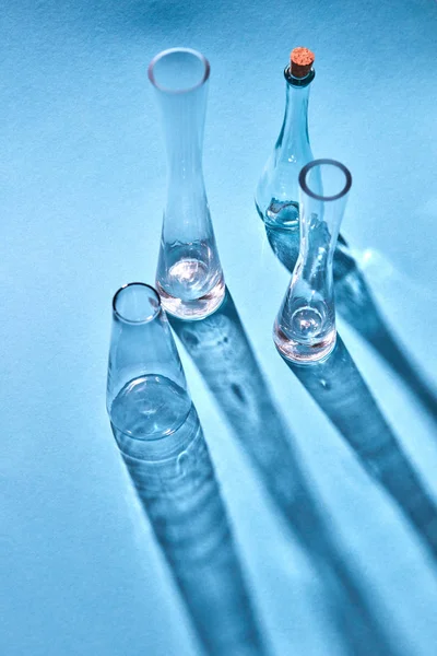 蓝色背景 科学和医学背景的空的玻璃烧瓶 — 图库照片