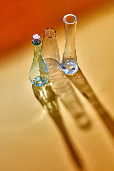 在黄色背景 科学和医学背景的空的玻璃烧瓶 — 图库照片