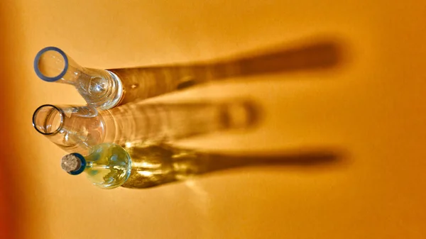 Leere Glasflaschen Auf Gelbem Hintergrund Wissenschaftlicher Und Medizinischer Hintergrund — Stockfoto
