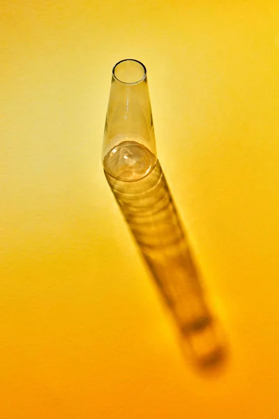 Leere Glasflasche Mit Reflexion Auf Gelbem Papierhintergrund Kopierraum Laborbrille Beim — Stockfoto