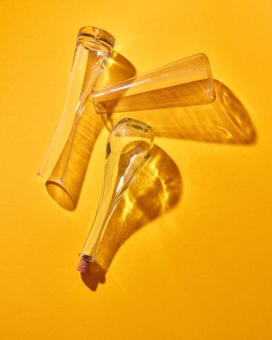 sarı arka plan, bilim ve tıp arka plan boş cam şişeler
