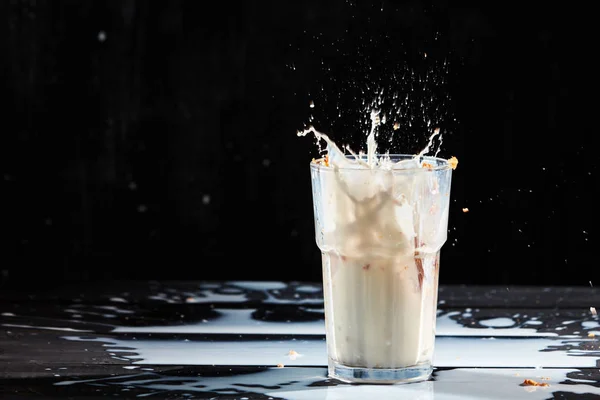 Spilld Mjölk Svarta Träbord Med Stänk Mjölk Från Glaset — Stockfoto