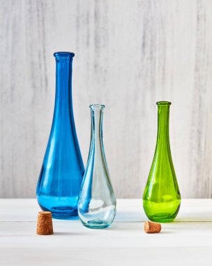 gri arka plan üzerinde farklı cam şişeler