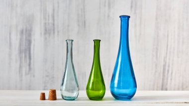 gri arka plan üzerinde farklı cam şişeler