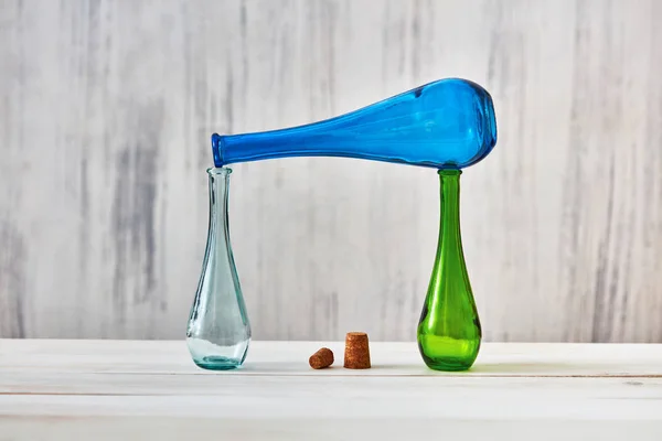 Різні Скляні Пляшки Сірому Фоні — стокове фото