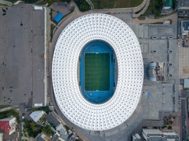 Kiev, Ukrayna - 19 Temmuz, 2018.Top görünümü strrictly yukarıda tesisin yakın alanı ile yaz aylarında gün batımında futbol stadyumu ulusal spor kompleksi Milli Güvenlik Olimpiysky Kiev, Ukrayna.