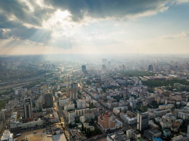 Kiev şehir yeni moda gökdelenler, binalar, office merkezleri, güzel bir gün batımı arka planı ile orta kısmında modern binalar.