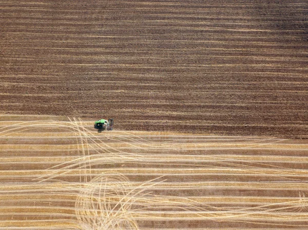 ドローンから空撮 収穫後農業分野の耕作 冬の作物の播種のため土の準備 トップ ビュー — ストック写真