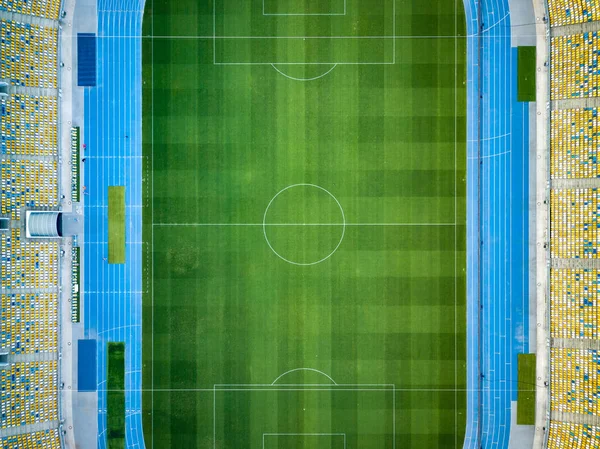 乌克兰 2018年7月19日 鸟瞰从体育场的无人机 全国体育综合体 Olimpiysky 绿色草橄榄球场和看台的位子在夏天日落之前足球比赛 — 图库照片