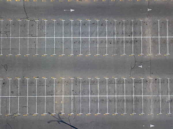 Вид Воздуха Летающих Дронов Парковочных Знаков Пронумерованными Местами Стоянка Вид — стоковое фото