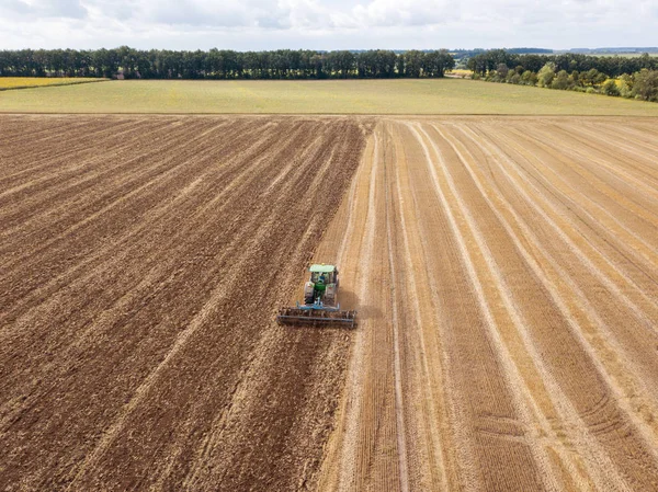 Vista Panoramica Del Trattore Arare Terreno Dopo Raccolta Sul Campo — Foto Stock