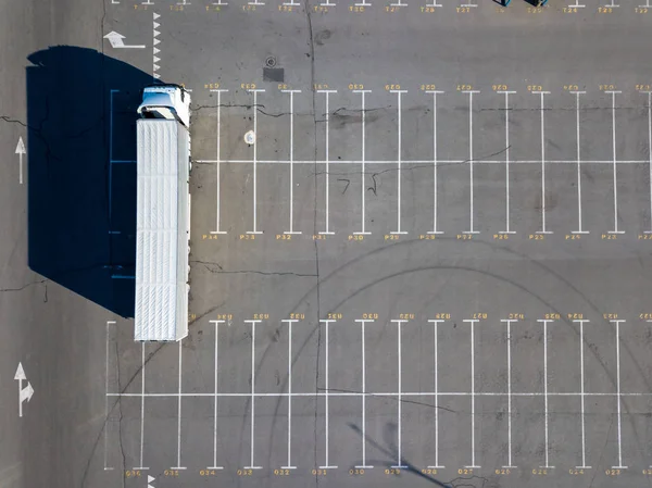 Воздушный Вид Летающих Беспилотников Парковки Маркировка Парковочных Мест Длинным Грузовиком — стоковое фото
