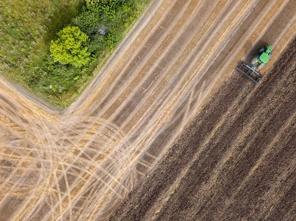 Forberedelse Landbrugsarealer Til Såning Dyrkning Jorden Traktor Efter Høst Luftfoto - Stock-foto