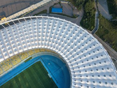 Kiev, Ukrayna - 19 Temmuz 2018. Ulusal spor kompleksi Olimpiysky yaz gün batımında drone havadan görünümden. Stadyum kapak yapısıyla alanları, tribün ve stadyum çevresinde alanı.