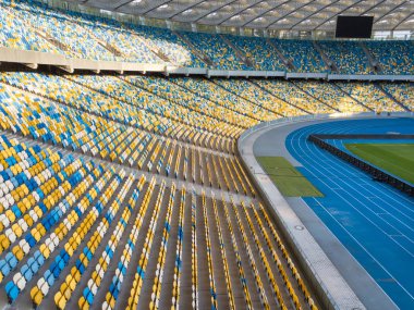 Kiev, Ukrayna - 19 Temmuz 2018. Ulusal spor kompleksi Olimpiysky, futbol sahasına, tribün ve koşu bandı Stadyumu maçtan önce bir yaz aylarında hava görünümünü. Drone üzerinden havadan görünümü
