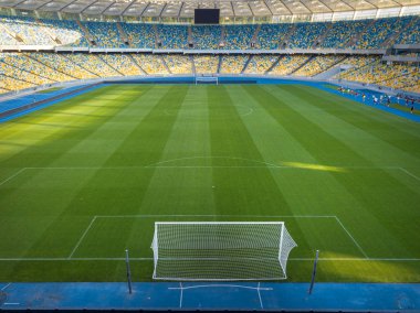 Kiev, Ukrayna - 19 Temmuz 2018. Ulusal spor kompleksi Olimpiysky, panoramik bir futbol sahasına, tribün ve koşu bandı Stadyumu maçtan önce bir yaz aylarında. Drone üzerinden havadan görünümü