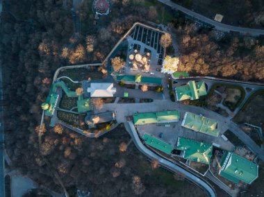 Panoramik Pechersk Lavra Kiev tarihi ünlü mekanlara manastır yaz aylarında gün batımında tarihi katedral ile. Uçak üzerinden panoramik fotoğraf.