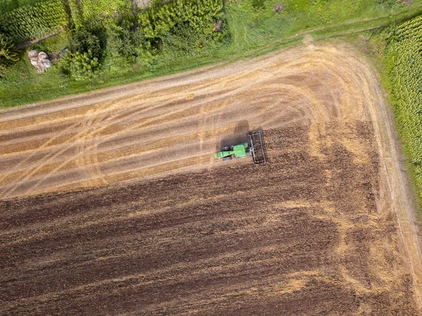 Vista Aerea Dal Drone Del Campo Dopo Raccolto Trattore Aratura — Foto Stock